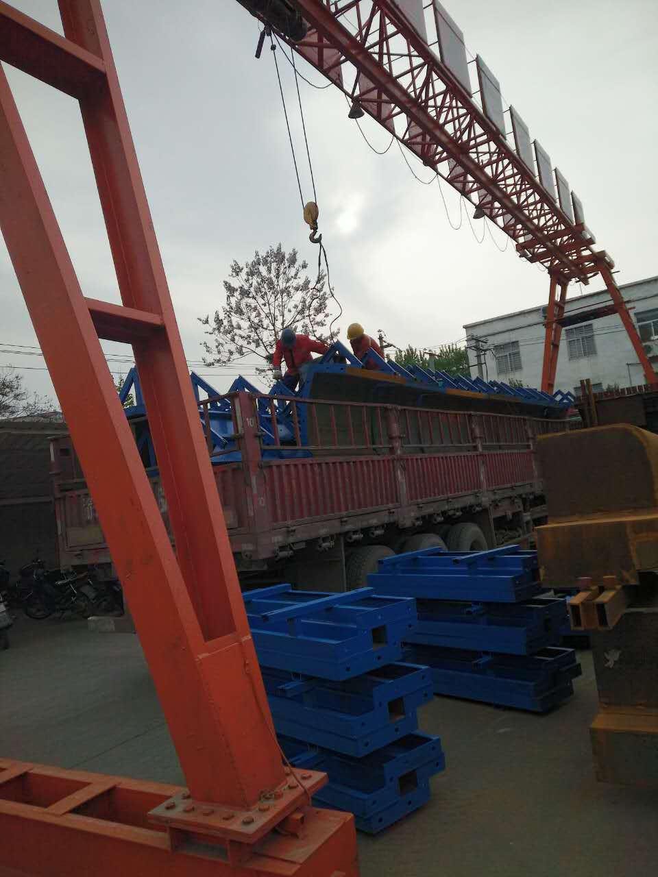 河南鋼模板廠家:中鐵七局護欄發貨中