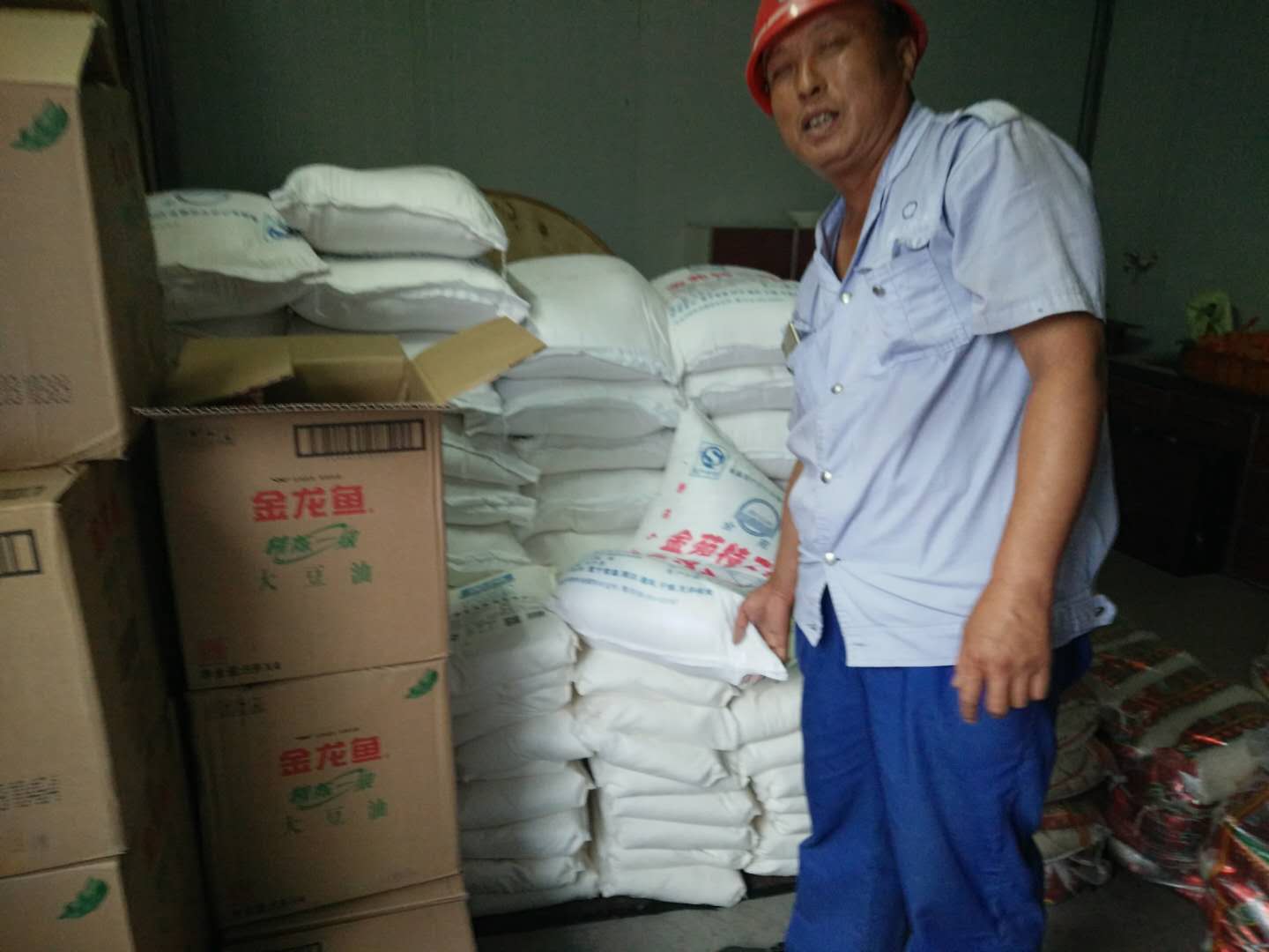 雙節到了，偉志鋼模板來總給全體員工發放福利