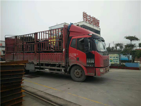 河南鋼模板廠家給確山工地定制的箱梁模板開(kāi)始發(fā)貨