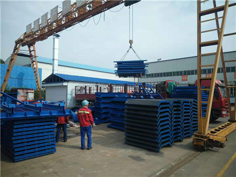 河南鋼模板廠家發往洛陽工地的蓋梁模板