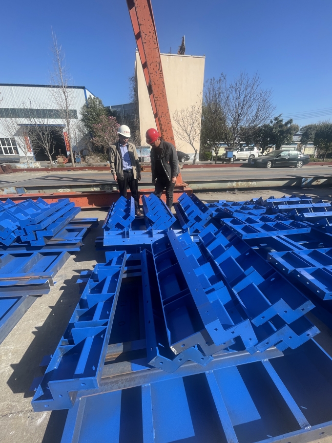 歡迎客戶現場驗收水溝臺帽鋼模板